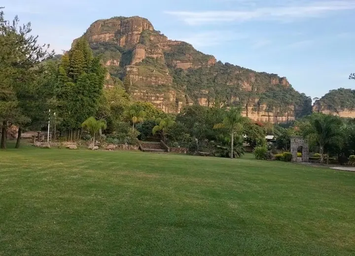 Jardín amplio con vista al paisaje de Tepoztlán