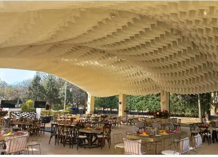Terraza con mesas para banquete de boda